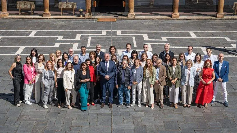 El director general de Caja Rural de Asturias , Antonio Romero, con los directores de los departamentos de gesti&oacute;n de personas de las 30 cajas rurales que integran el grupo caja rural