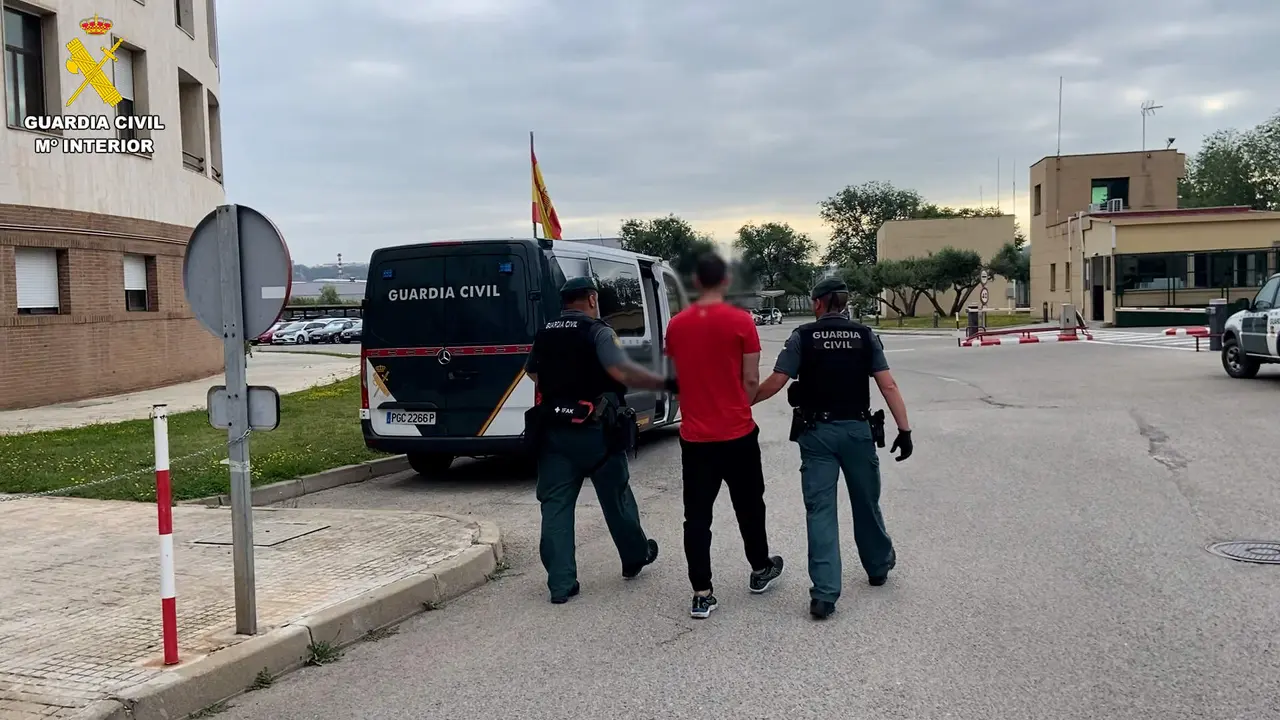 La Guardia Civil traslada al reo fugado en Barcelona