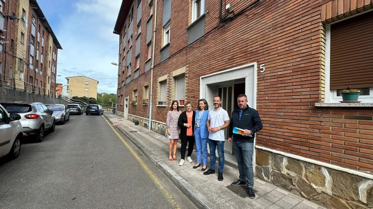 Las concejalas y el alcalde con t&eacute;cnicos municipales