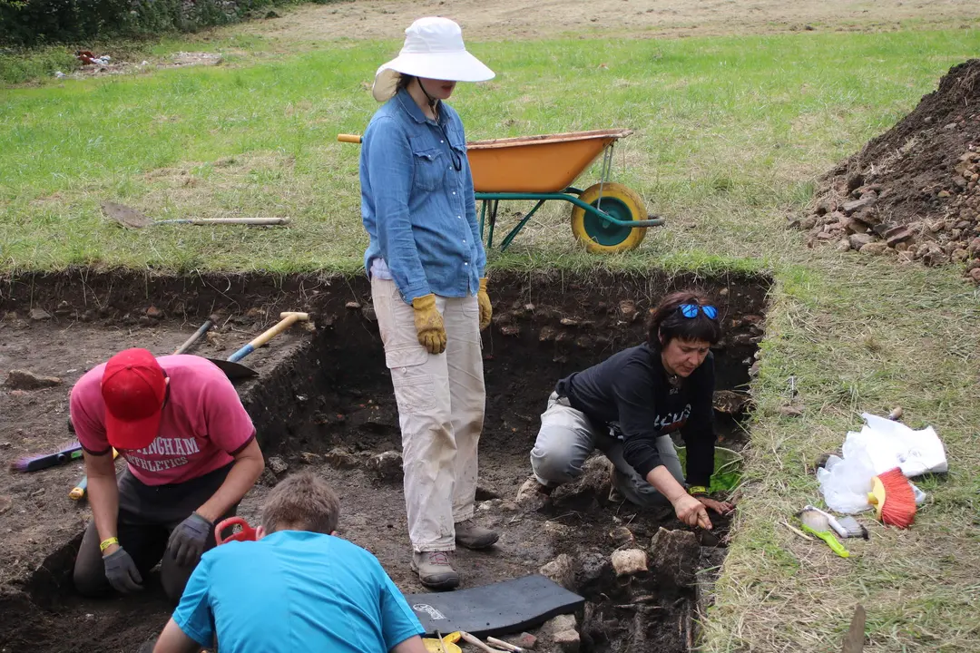 Esperanza Mart&iacute;n, a la izda, trabajando en el yacimiento de Lucus asturum