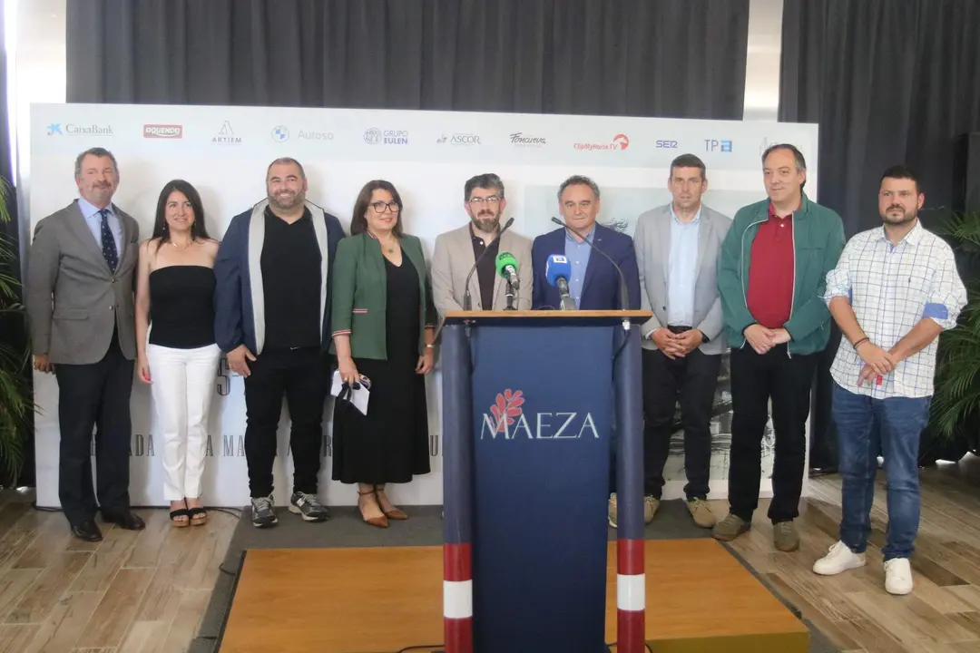 Foto de familia de los miembros de la organizaci&oacute;n y autoridades