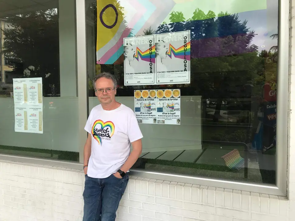 Gustavo Garc&iacute;a fotografiado delante de la cristalera de su negocio, en Lugo