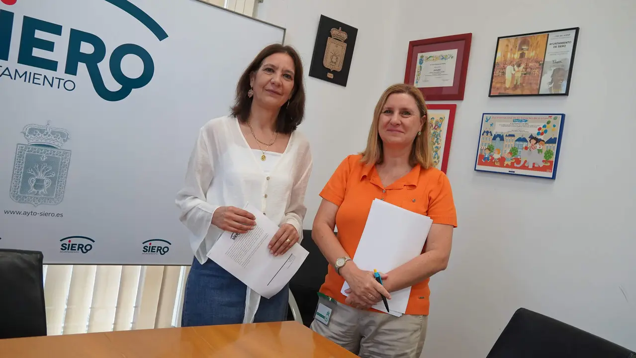 La concejala de Comercio, Patricia Antu&ntilde;a, junto a Amelia Areces, t&eacute;cnica municipal
