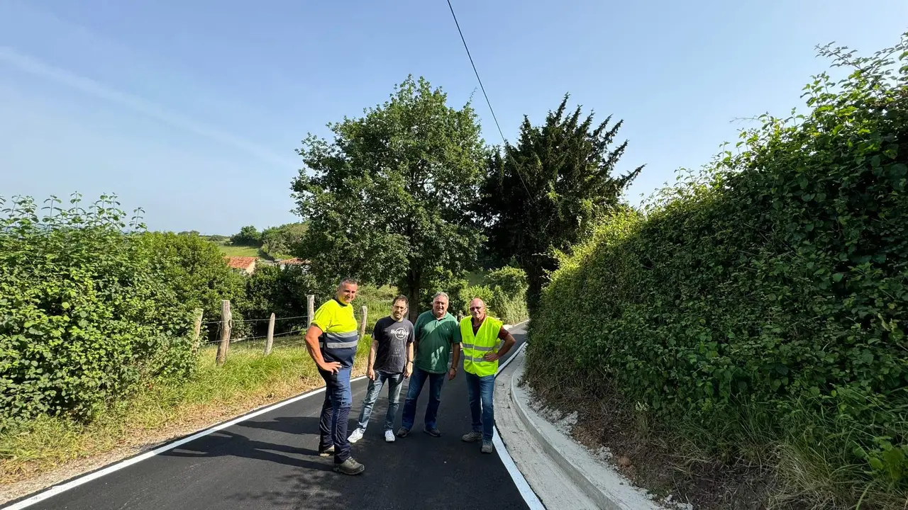 Junto al edil de caminos, Jos&eacute; Arias, encargado; David Llanos, ingeniero municipal y Juan Carlos Villalba, jefe de obra.