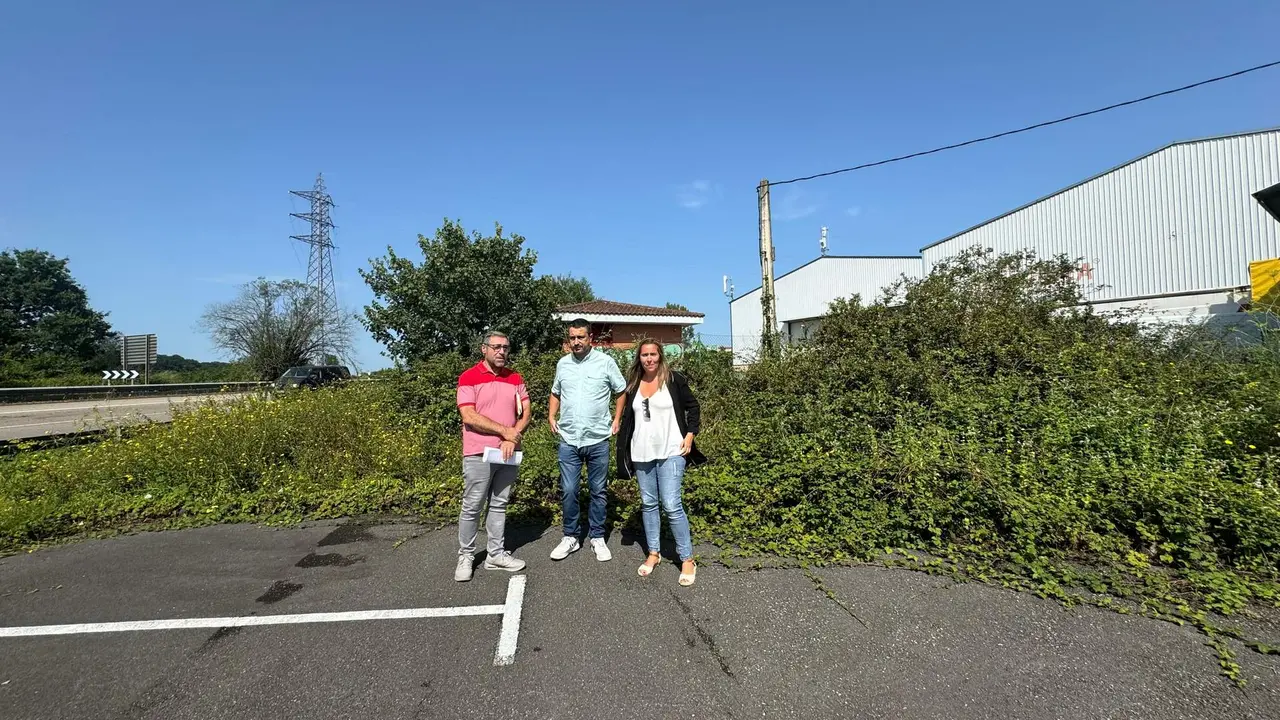 En la im&aacute;genen junto a los ediles, Leire Gabilondo, t&eacute;cnica municipal