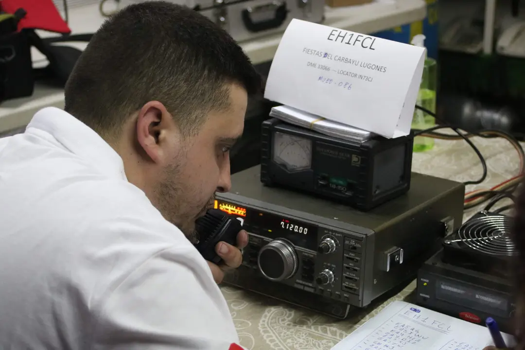 Sergio Lastra (EA1FVT) realizando contactos en el transcurso de las 24 horas.
