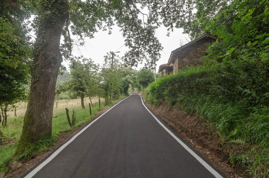 Camino de La Peral a Cogollu, tramo de Rioseco (Parroquia de Mu&ntilde;o)
