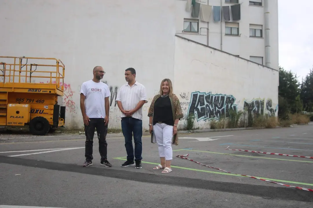 "Sojo", a la izda, con los concejales Javier Rodr&iacute;guez y Sonia Lago