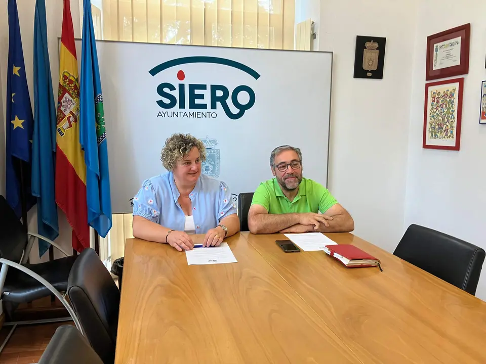 Los concejales Pilar Santianes y Pergentino Mart&iacute;nez