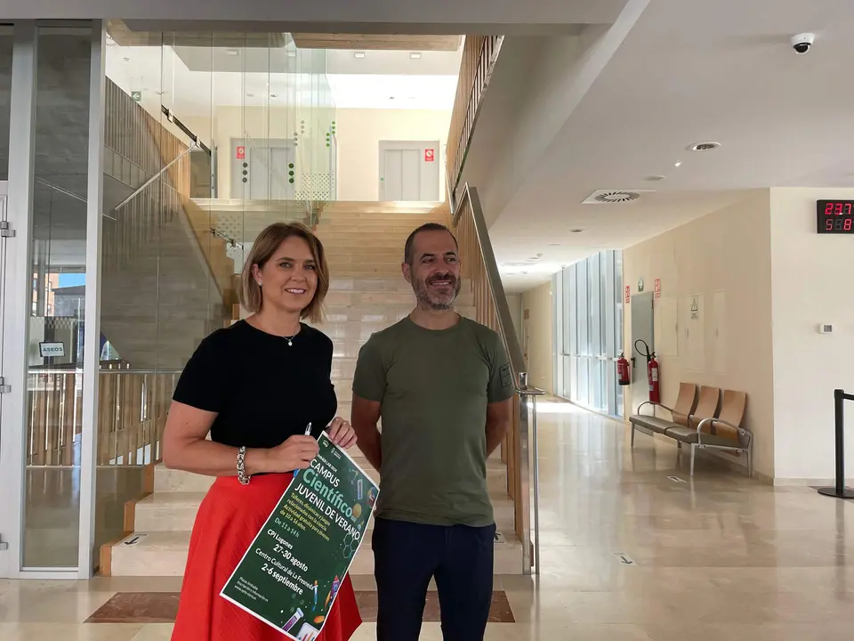 La concejala de Educaci&oacute;n, Igualdad y Juventud, Eva Iglesias y el alcalde de Siero, &Aacute;ngel Garc&iacute;a,