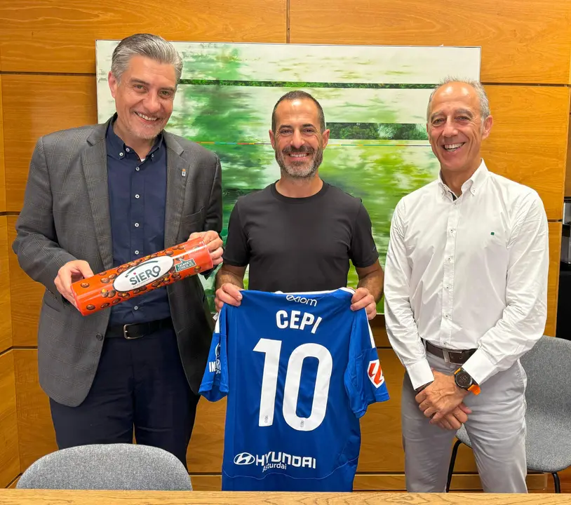 De izda a dcha, el presidente del Real Oviedo, Mart&iacute;n Pel&aacute;ez, el alcalde y el concejal de deportes, Jes&uacute;s Abad