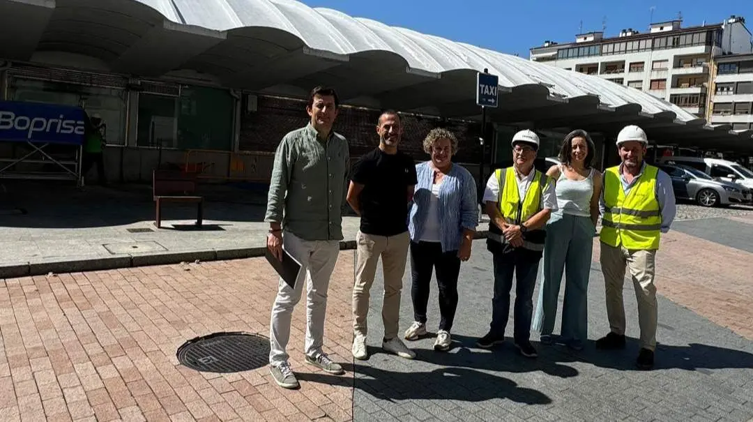 De izquierda a derecha, Juan Freije, aparejador municipal; el alcalde, la concejala; Francisco de Prado, de la empresa adjudicataria; la arquitecta municipal, Mar&iacute;a Jos&eacute; Fern&aacute;ndez y Emilio Gonz&aacute;lez  de la empresa adjudicataria.