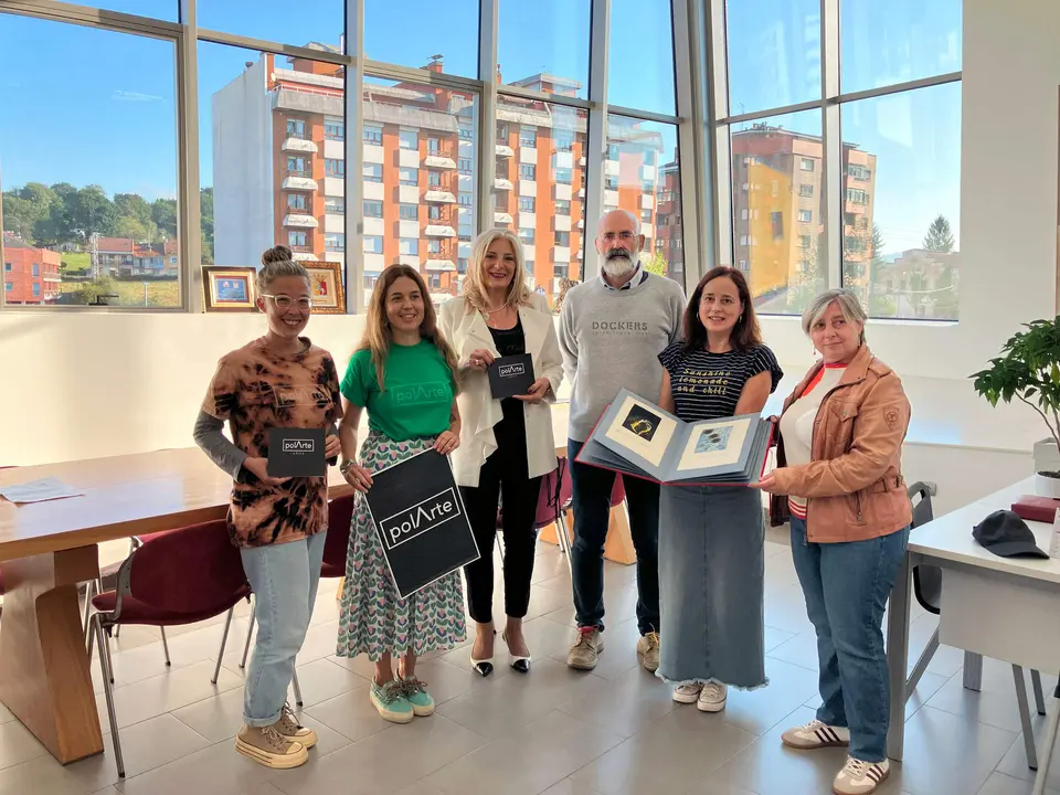 De izada a dcha, Leticia Cienfuegos-Jovellanos, Noelia Blanco, de la asociaci&oacute;n PolArte, la concejala, Ceferino Corujo, Nancy L&oacute;pez, e Isabel Gonz&aacute;lez, directora de la FMC.