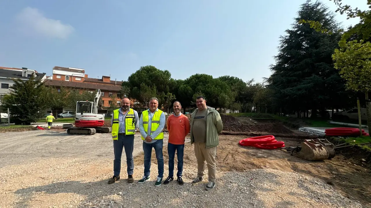 De izquierda a derecha junto al alcalde y al concejal, Jos&eacute; Antonio Mart&iacute;nez, t&eacute;cnico municipal y Jos&eacute; Gonz&aacute;lez, de la empresa adjudicataria.
