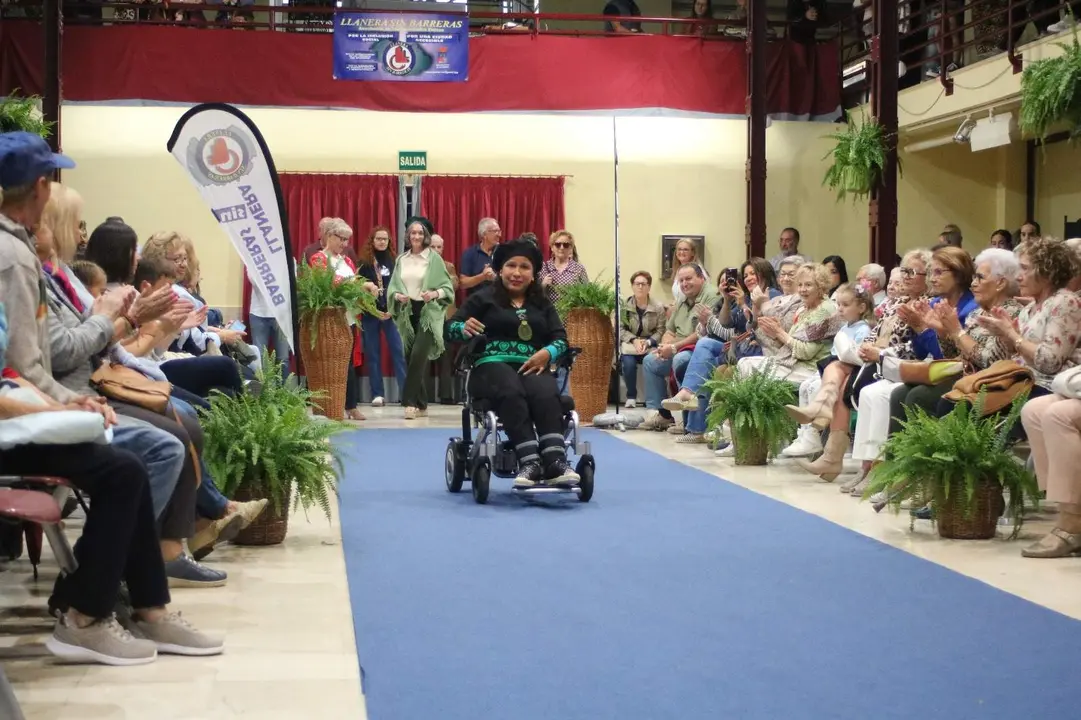 Una de las modelos desfilando ante el p&uacute;blico presente en Posada de Llanera