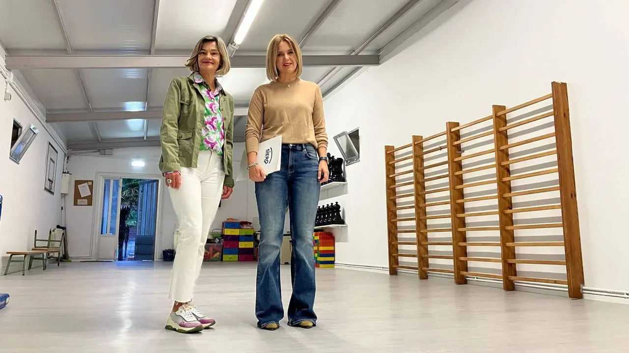 La concejala, Eva Iglesias, con la directora del centro, Luc&iacute;a Canga.