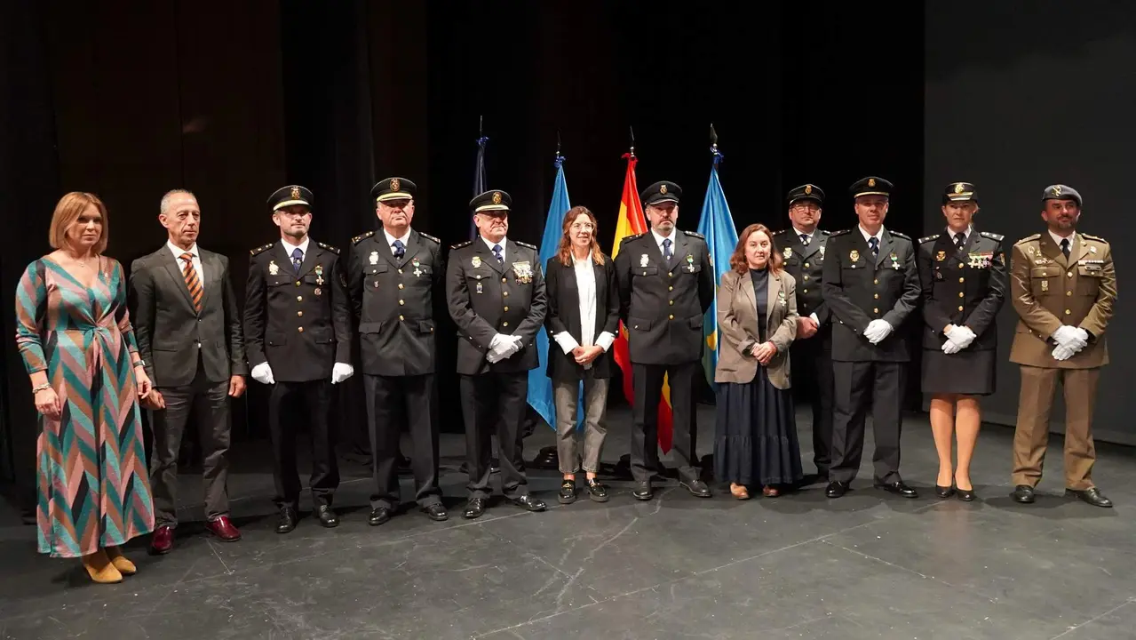 Los condecorados en los actos con las autoridades