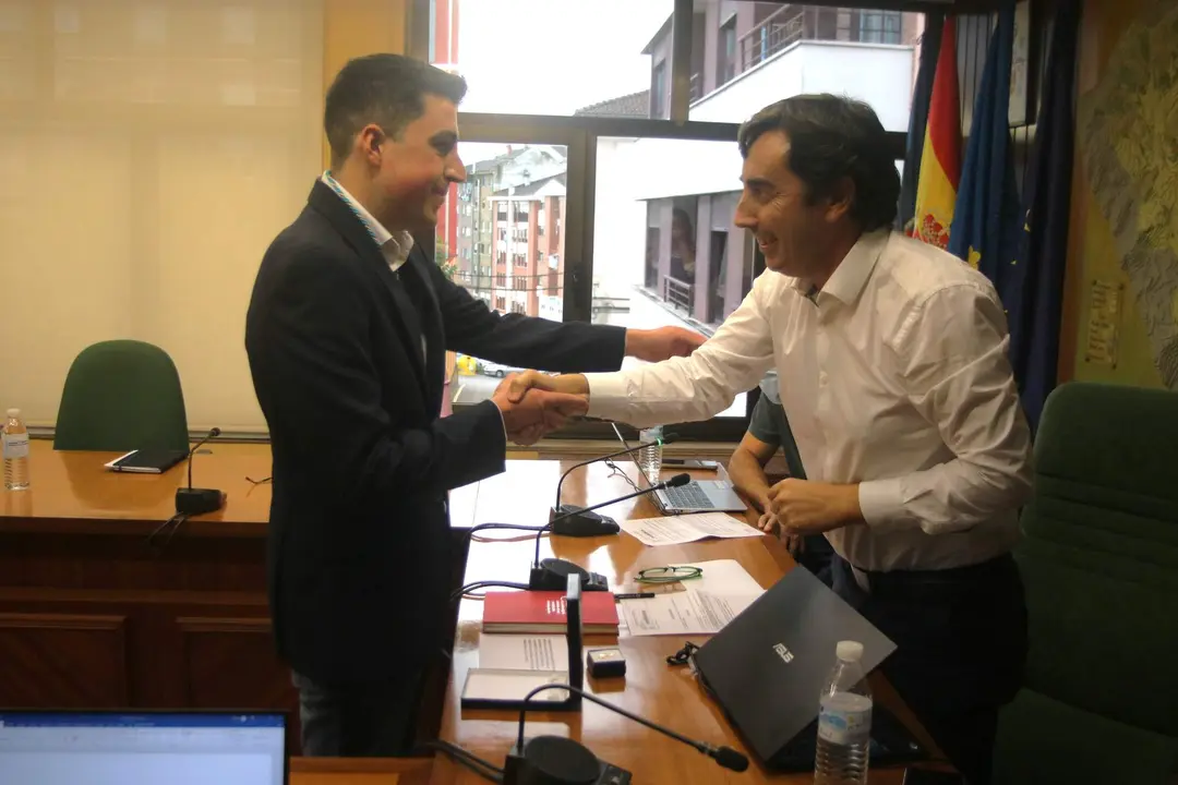 Gerardo Sanz felicita al nuevo concejal socialista de Llanera, Nicol&aacute;s Fern&aacute;ndez Soler