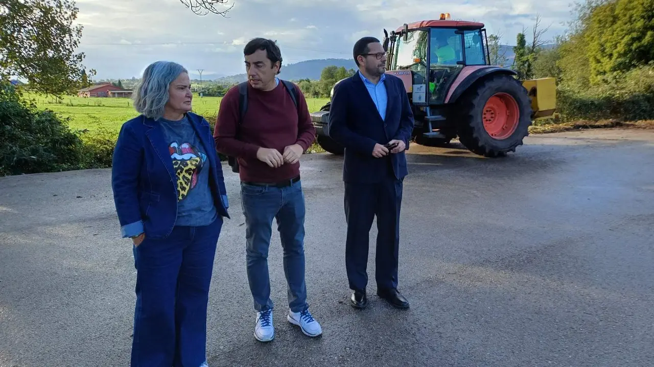 De izquierda a derecha, Eva Mar&iacute;a P&eacute;rez, Gerardo Sanz y Christian Merino en el nuevo aparcamiento p&uacute;blico en Posada