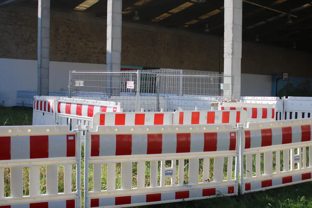 Las vallas que se&ntilde;alizan la zona del hundimiento aun contin&uacute;an cerca del patio del colegio