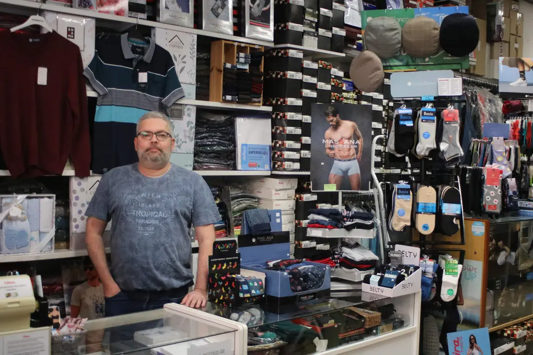 Omar Blanco en el interior de Modas Crisol, en El Berr&oacute;n