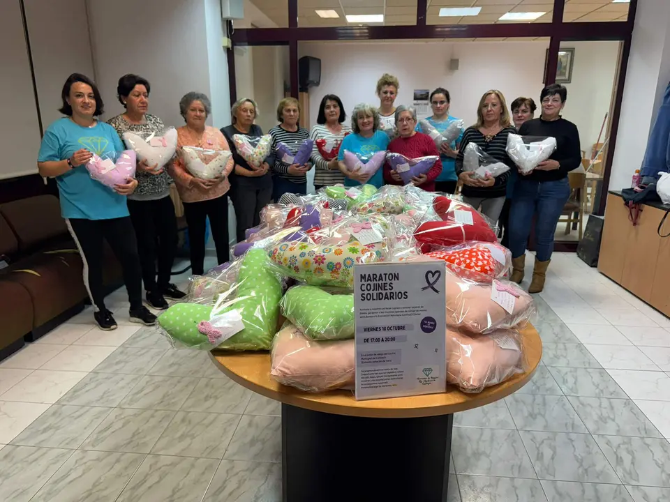 Las mujeres de la Asociaci&oacute;n muestran los 64 cojines que donar&aacute;n a la Asociaci&oacute;n espa&ntilde;ola contra el c&aacute;ncer