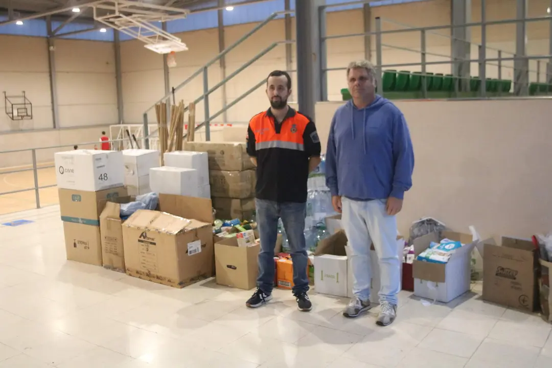 El concejal de medio ambiente y deportes, Jose Antonio Gonz&aacute;lez, junto a un voluntario de Protecci&oacute;n Civil en el Polideportivo de Lugo de Llanera