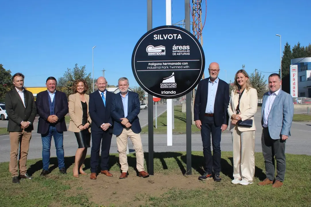Los miembros de las delegaciones de Irlanda y Pa&iacute;ses Bajos, junto a los representantes del Pol&iacute;gono de Silvota