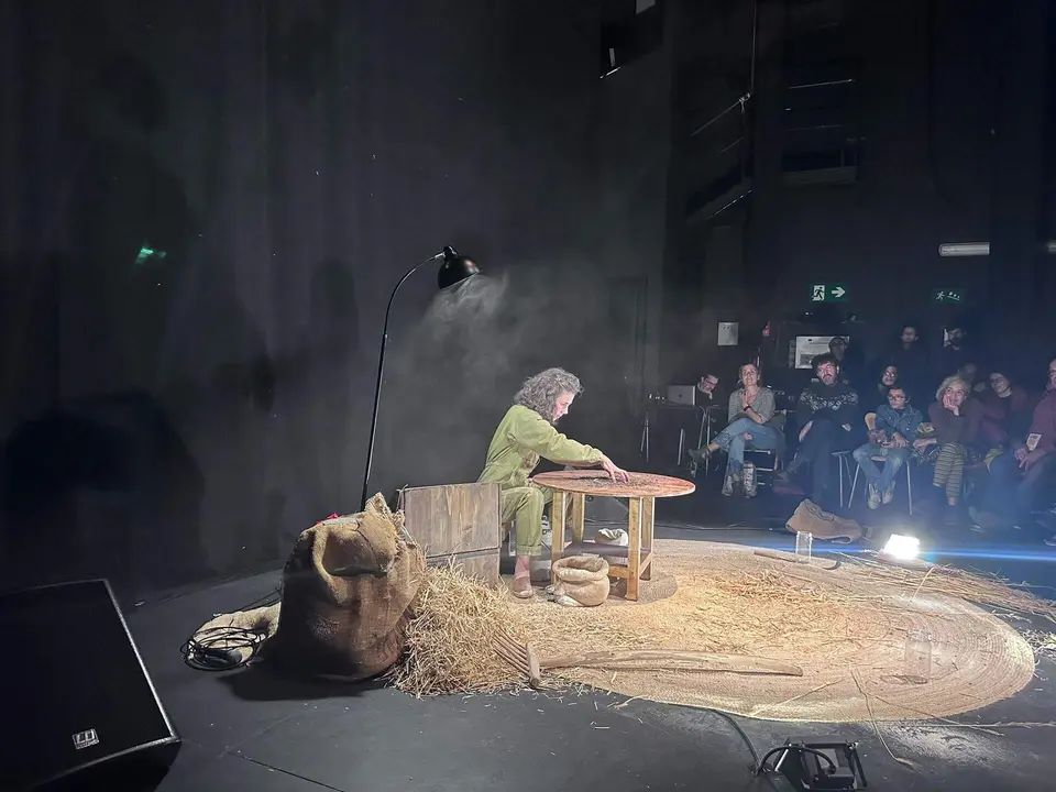 Un momento de la representaci&oacute;n del espect&aacute;culo Una rueda que da vueltas