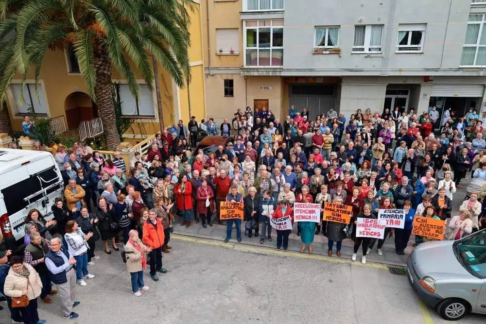 Manifestaci&oacute;n de los vecinos ante el Centro de Salud de El Berr&oacute;n, el a&ntilde;o pasado