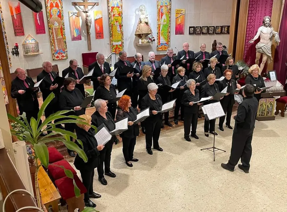 Los integrantes de la Coral Polif&oacute;nica de Llanera, en plena actuaci&oacute;n