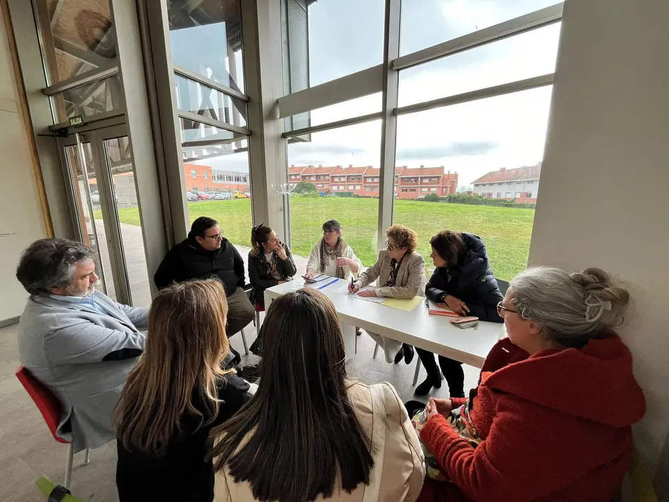 Un momento de la reuni&oacute;n de los populares con representantes de AMPA del IES La Fresneda
