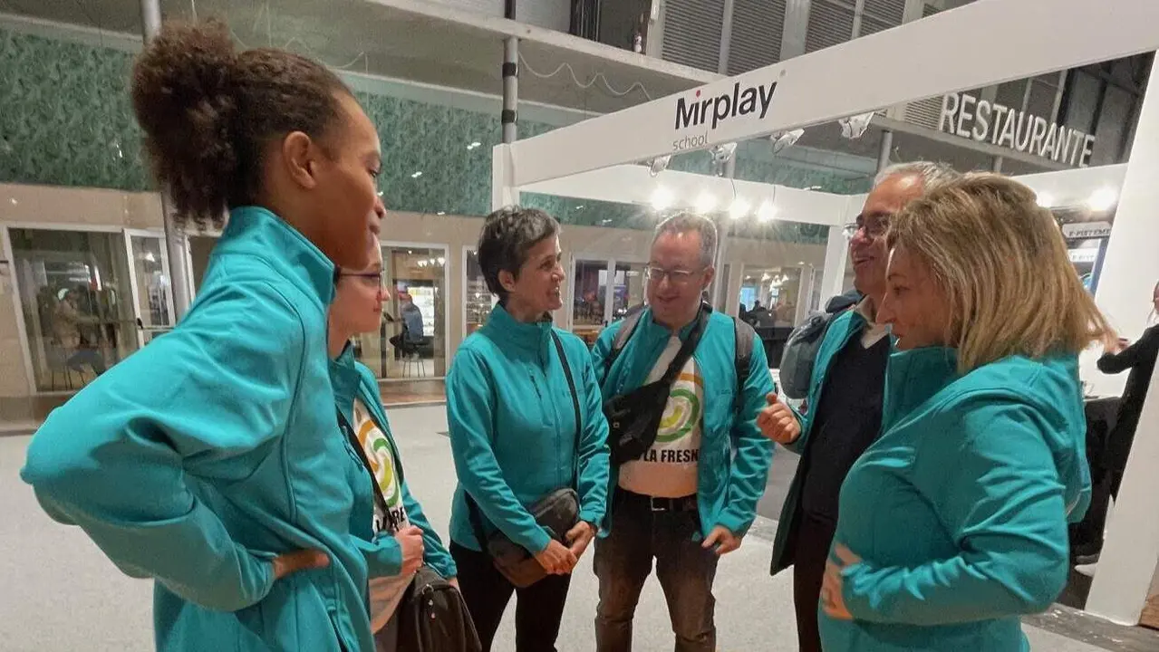 La consejera de Educaci&oacute;n, Lydia Espina, y el director general, Julio Vallaure, con el alumnado y el profesorado del IES La Fresneda.