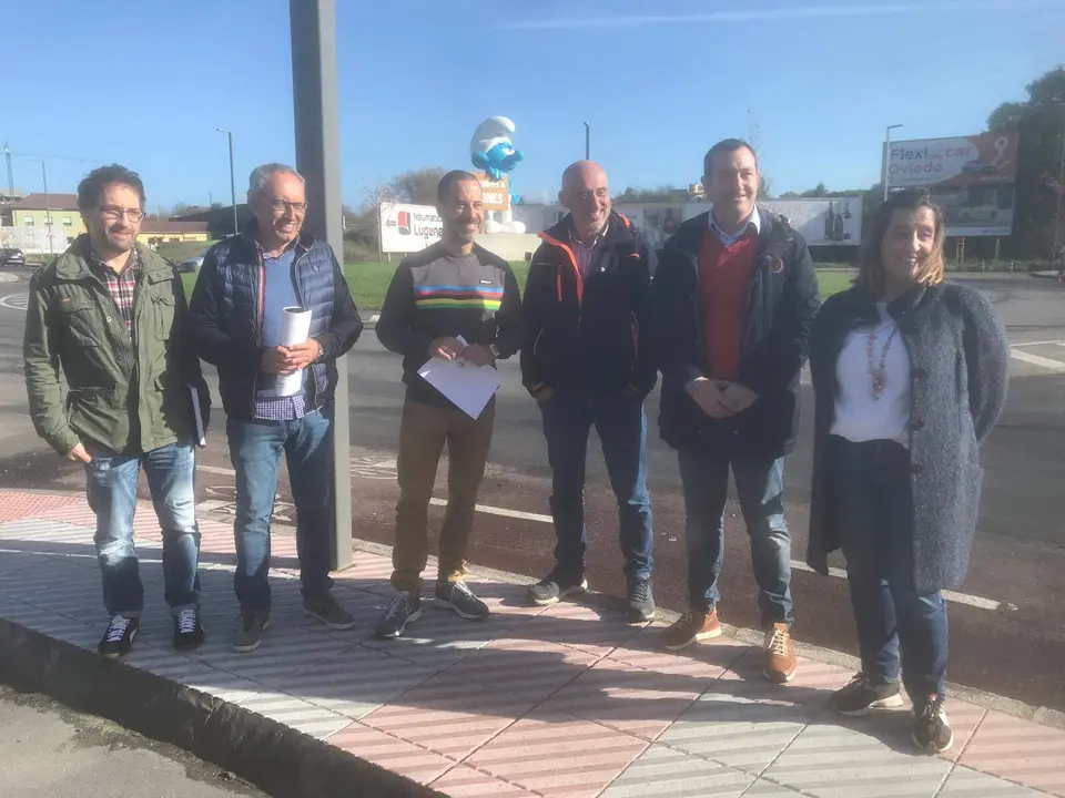 Junto al alcalde la concejala, de izquierda a derecha,David Llanos y Juan Carlos &Aacute;lvarez, t&eacute;cnicos municipales y  Benigno Reguera y Alberto Fern&aacute;ndez, de la empresa adjudicataria.