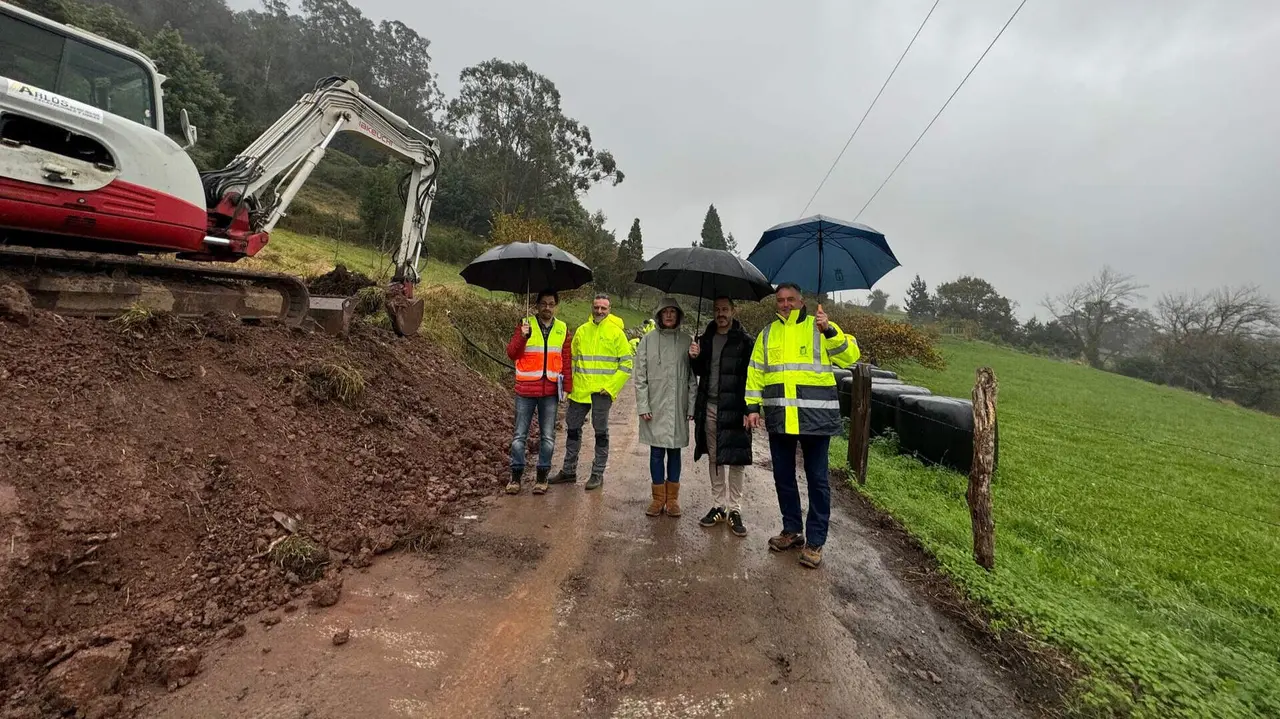 Junto al alcalde y el concejal, de izquierda a derecha, David Llanos, t&eacute;cnico municipal, Andr&eacute;s Garc&iacute;a, de la empresa adjudicataria y Laura Pozuelo, vecina.
