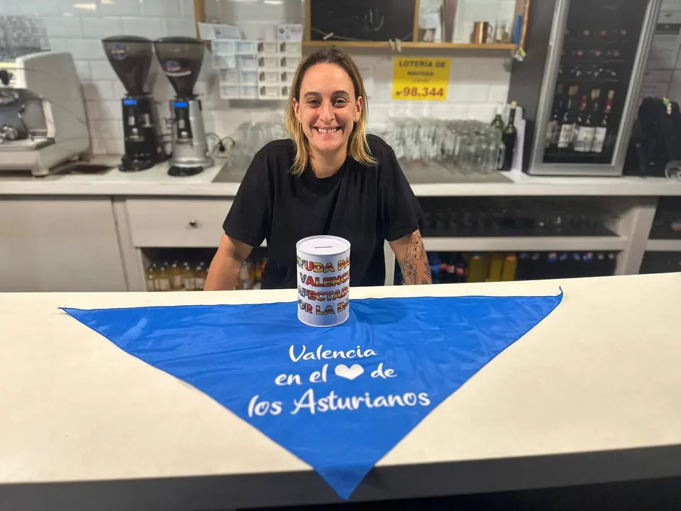 Sheila, propietaria del Bar Hatchet de Nore&ntilde;a, con la hucha y el pa&ntilde;uelo