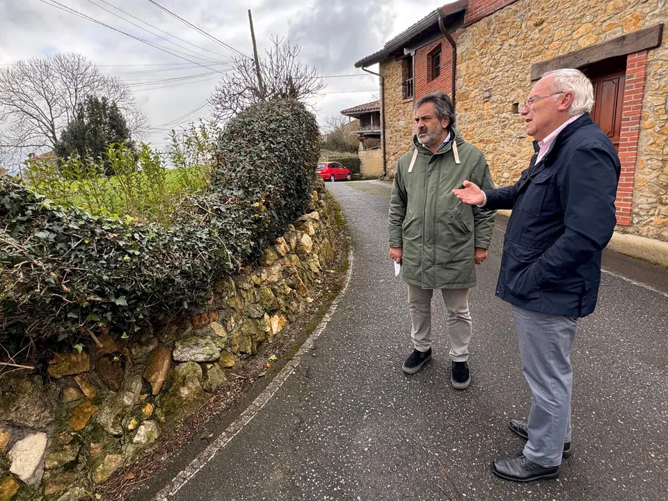 El portavoz del PP de Siero, Jos&eacute; Luis Berros, a la izquierda, junto a Jos&eacute; Celso Granda