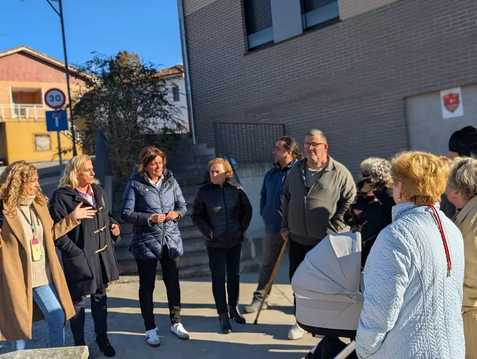 Las representantes del Partido Popular con los vecinos de Pumarabule