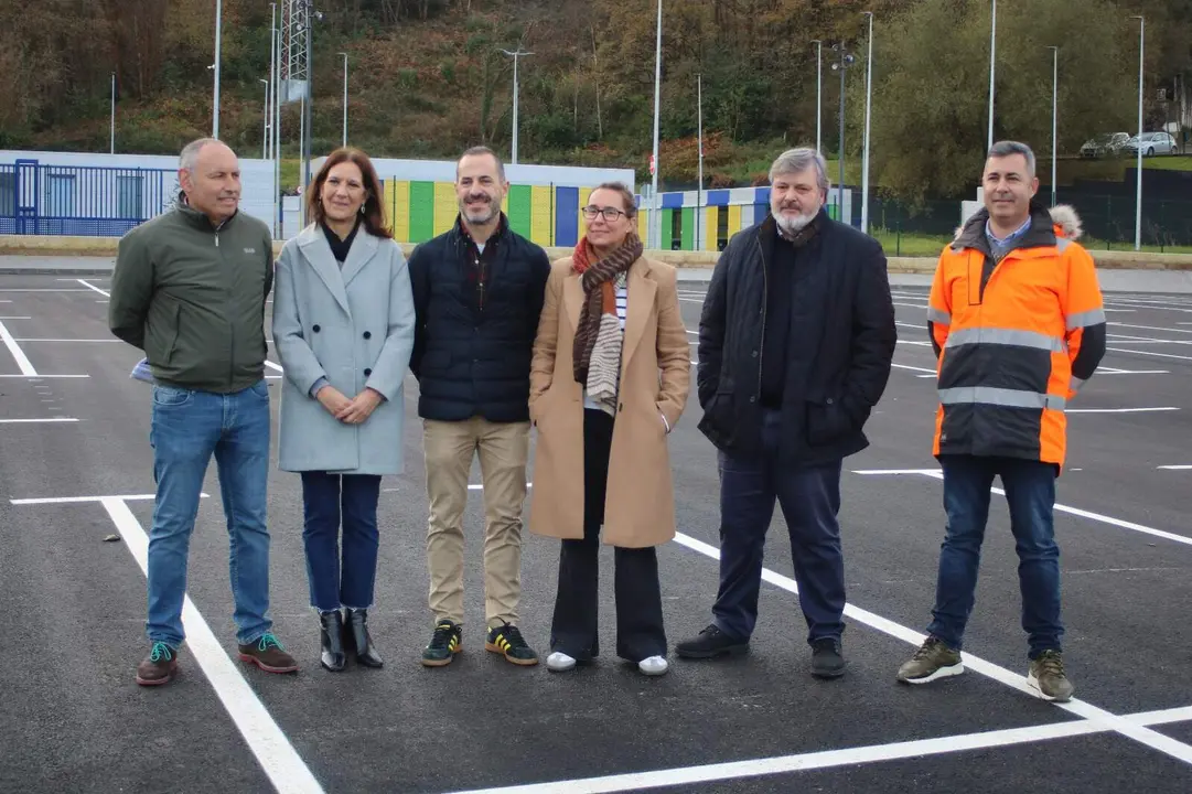 Los ediles posan junto a Juan Carlos &Aacute;lvarez y Leire Gabilondo, t&eacute;cnicos municipales, y Roberto D&iacute;az y Pablo Men&eacute;ndez, de la empresa adjudicataria