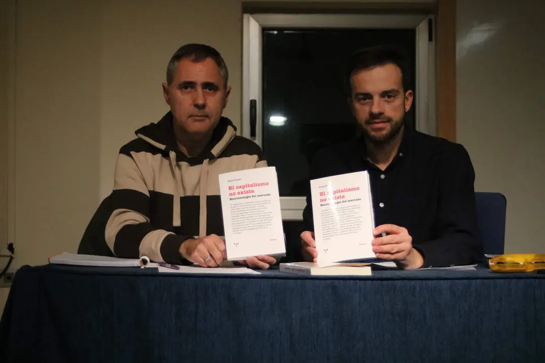 De izda a dcha, Gonzalo Bengoa y Juan Ponte poco antes del inicio de la charla