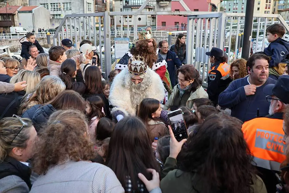 reyes-magos-desembarco-llanes-2025-08