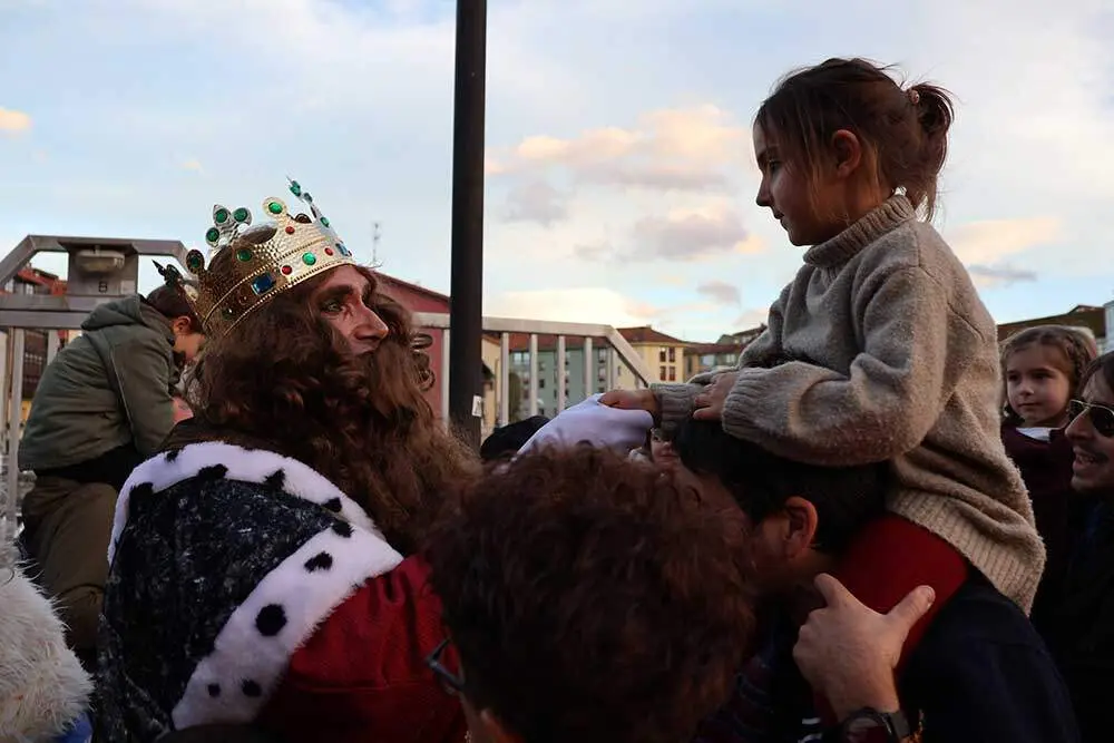 reyes-magos-desembarco-llanes-2025-011