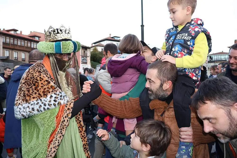 reyes-magos-desembarco-llanes-2025-014