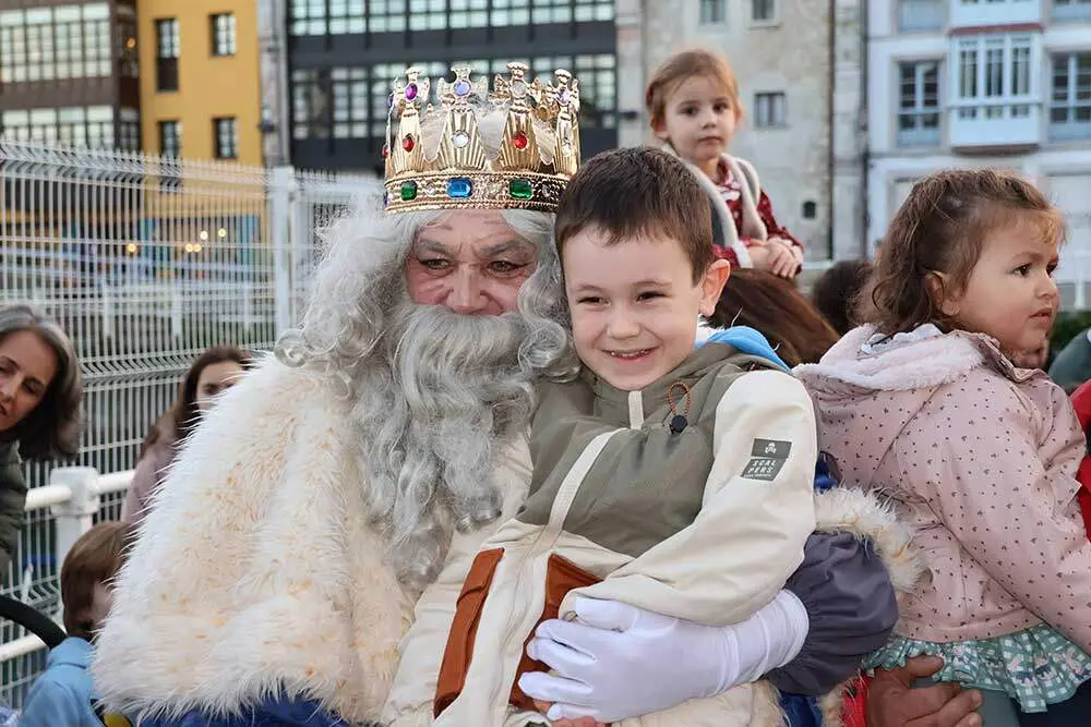 reyes-magos-desembarco-llanes-2025-015