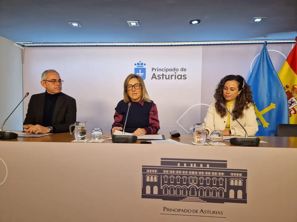 El director general de Infraestructuras y Tecnolog&iacute;as Educativas, Julio Vallaure; la consejera de Educaci&oacute;n, Lydia Espina y la directora general de Centros, Red 0-3 y Ense&ntilde;anzas Profesionales, Cristina Blanco