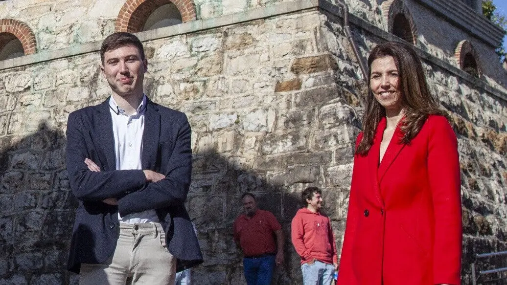 Los concejales de IU Nore&ntilde;a Mat&iacute;as Hevia y Liliana D&iacute;az