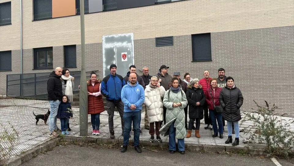 Miembros de Podemos junto a vecinos del barrio sierense de Pumarabule