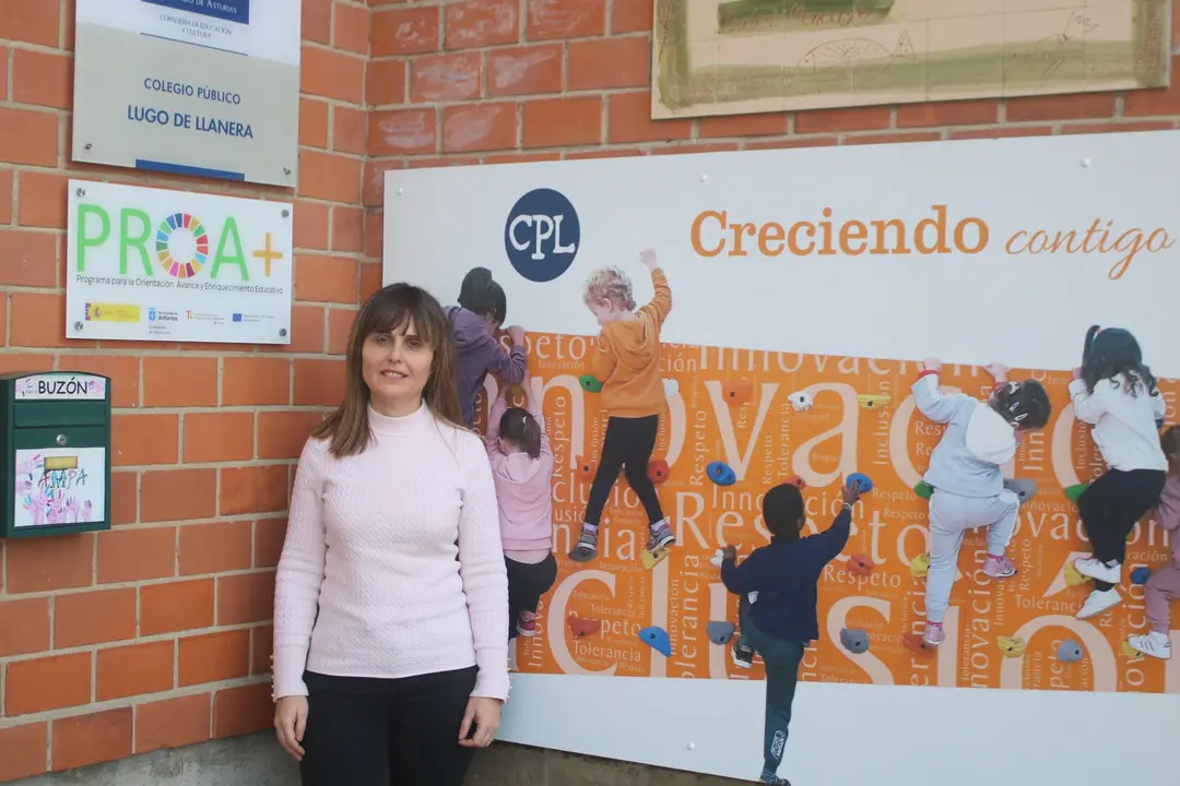 Alejandra Pelayo, directora del CP Lugo de LLanera, en el exterior del centro