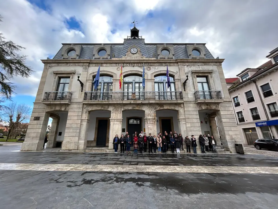 Concentraci&oacute;n de repulsa frente al ayuntamiento de Siero