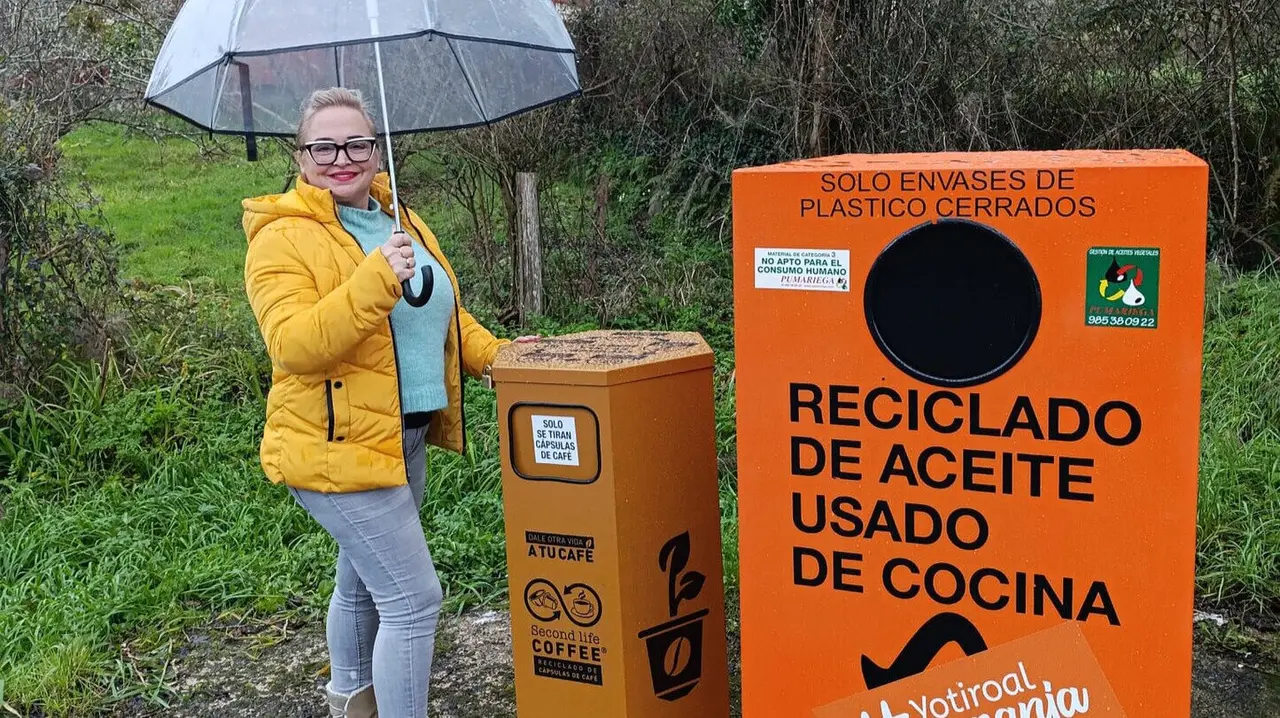 La concejala Patricia redondo junto a los nuevos contenedores habilitados